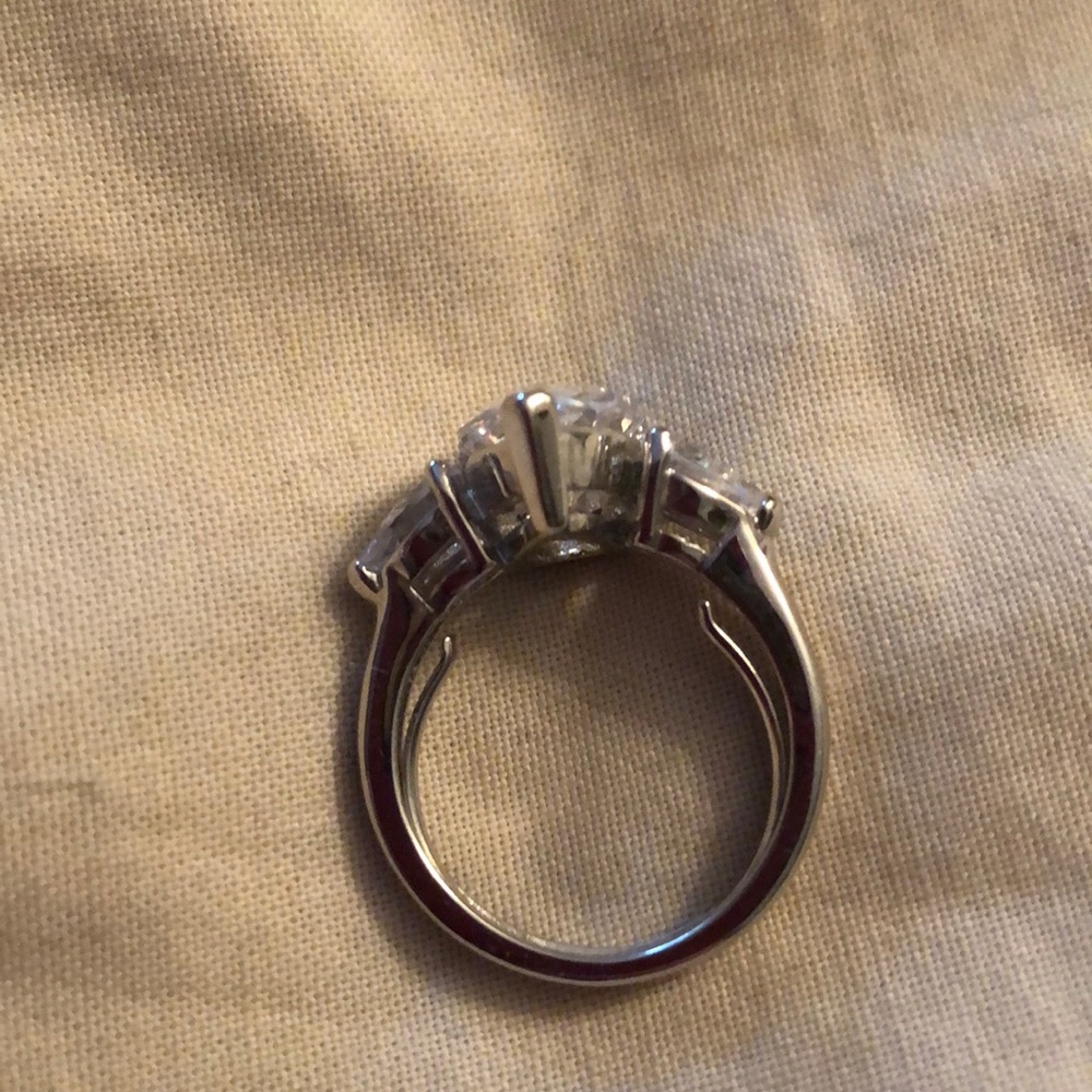 Comfort fit silver colored pear shaped ring - Picture 2 of 8